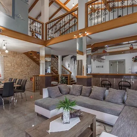 Spacious Perkovic With Private Pool And Jacuzzi וילה