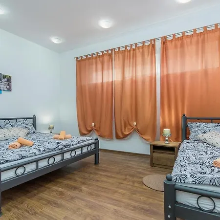 Spacious Perkovic With Private Pool And Jacuzzi וילה