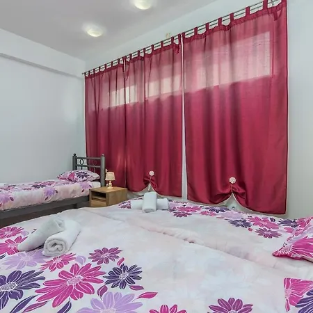 וילה Spacious Perkovic With Private Pool And Jacuzzi Smoljanci
