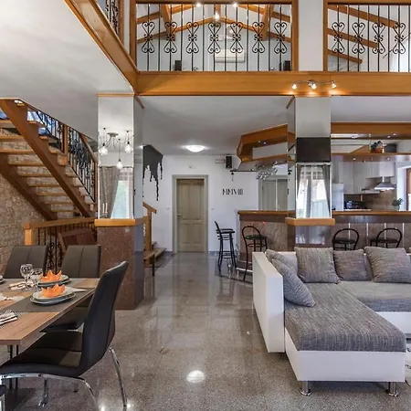 Spacious Perkovic With Private Pool And Jacuzzi *