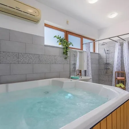 Spacious Perkovic With Private Pool And Jacuzzi * Smoljanci