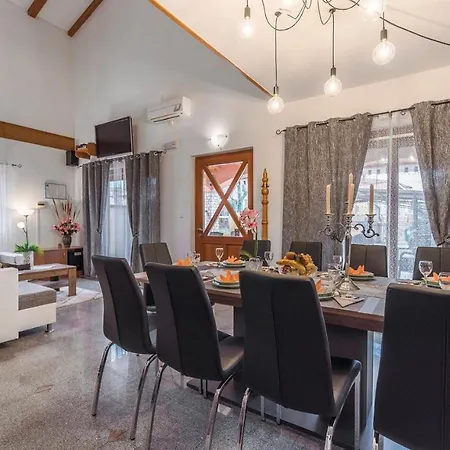 וילה Spacious Perkovic With Private Pool And Jacuzzi Smoljanci