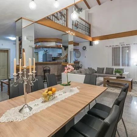 Spacious Perkovic With Private Pool And Jacuzzi Smoljanci