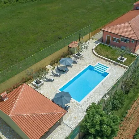 Spacious Perkovic With Private Pool And Jacuzzi וילה Smoljanci