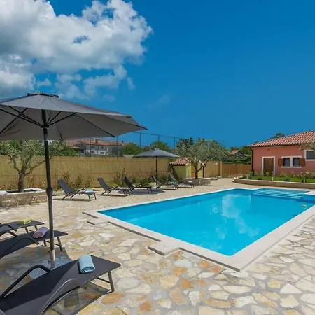 Spacious Perkovic With Private Pool And Jacuzzi Smoljanci
