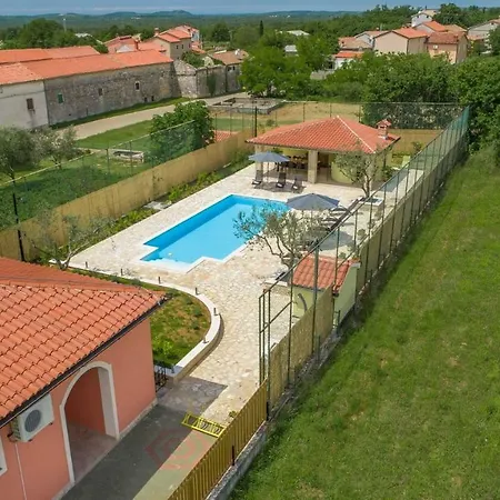 Spacious Perkovic With Private Pool And Jacuzzi * Smoljanci