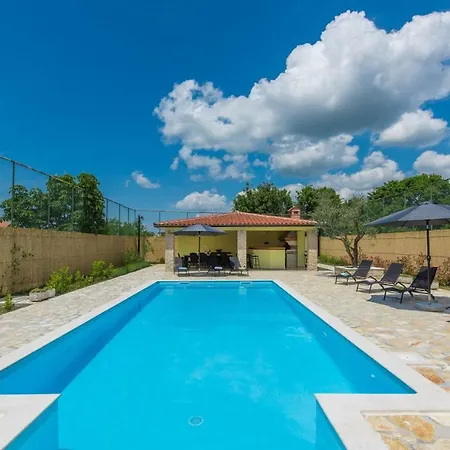 Spacious Perkovic With Private Pool And Jacuzzi וילה