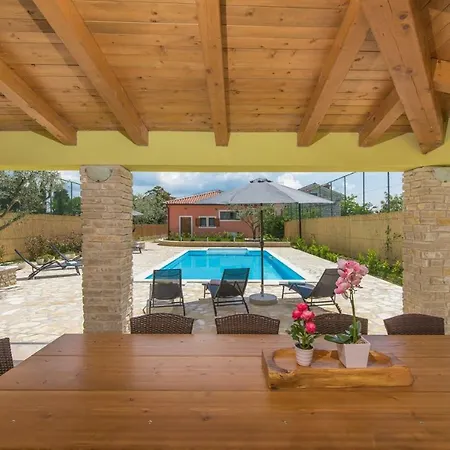 Spacious Perkovic With Private Pool And Jacuzzi וילה
