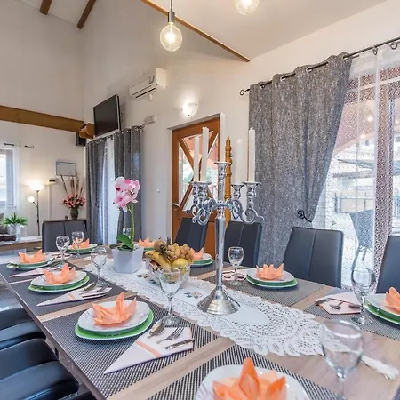 Spacious Perkovic With Private Pool And Jacuzzi * Smoljanci