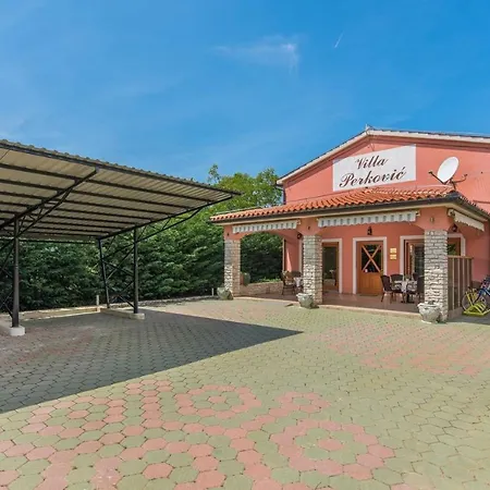 Spacious Perkovic With Private Pool And Jacuzzi וילה