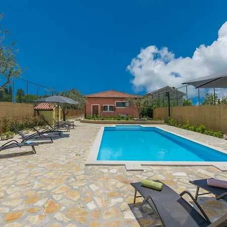 וילה Spacious Perkovic With Private Pool And Jacuzzi Smoljanci