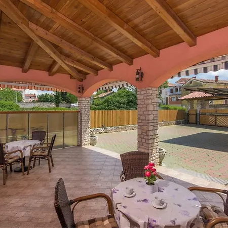 Spacious Perkovic With Private Pool And Jacuzzi Smoljanci