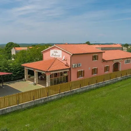 Spacious Perkovic With Private Pool And Jacuzzi וילה